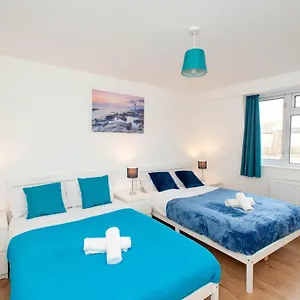 Stunning Four Bedroom House Close To Excel, O2 & With Free Parking Hébergement de vacances